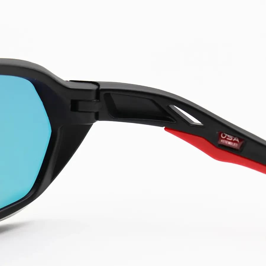عینک ورزشی OAKLEY با فریم مشکی مات، بیسدار، لنز جیوهای، قرمز رنگ و UV400 مدل OO9019-0959 — تصویر ۵