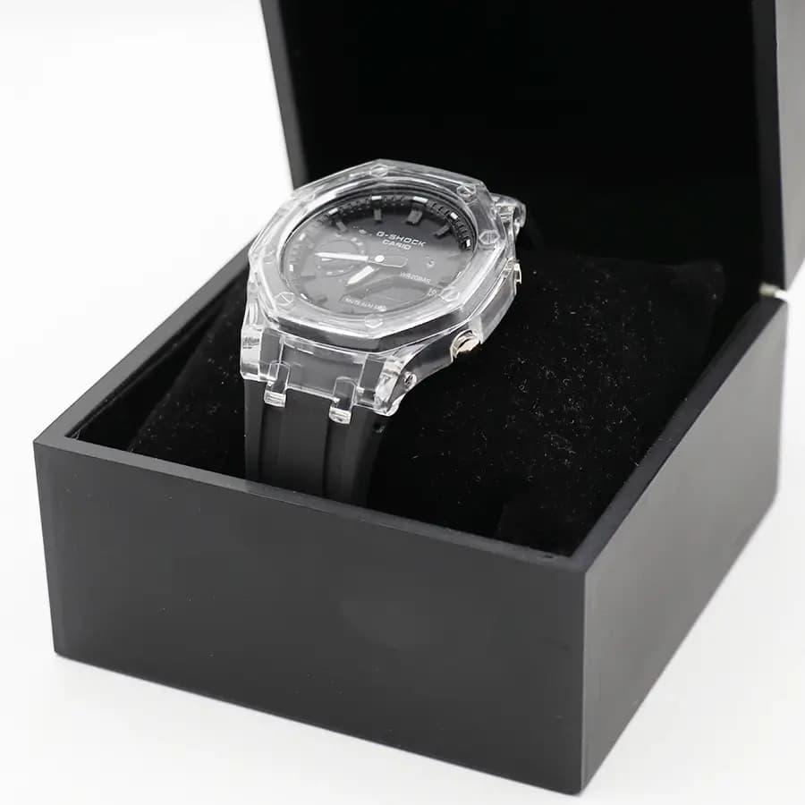 ساعت مردانه CASIO G-SHOCK قاب شفاف، صفحه مشکی آنالوگ و دیجیتال، بند سیلیکونی مشکی، قاب هشت‌ضلعی، نمایش تاریخ و روزهای هفته، موتور کوارتز دوزمانه، قفل سگکی پین‌دار مدل GA-2100 — تصویر ۸