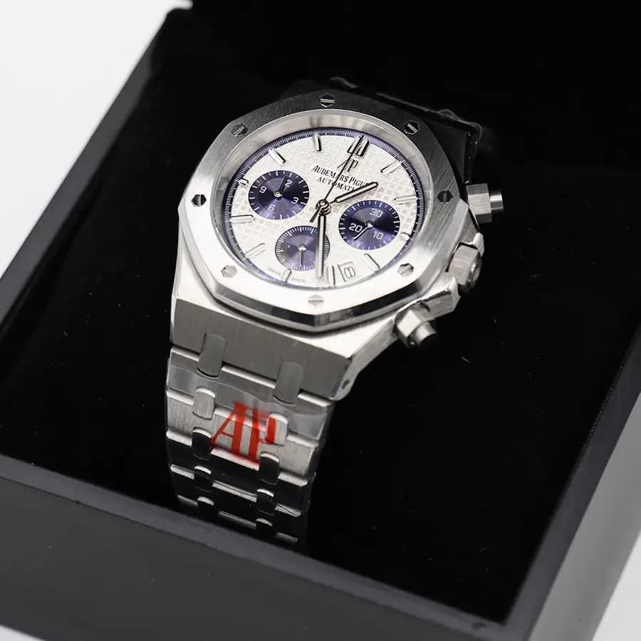 ساعت Audemars Piguet Royal Oak نقره‌ای، صفحه نقره‌ای با زیرصفحه‌های سرمه‌ای، بند استیل، قاب هشت‌ضلعی، کرنوگراف فعال و نمایش تاریخ، موتور کوارتز ژاپنی، قفل پروانه‌ای مخفی مدل N° 2360 / J 92666 — تصویر ۶