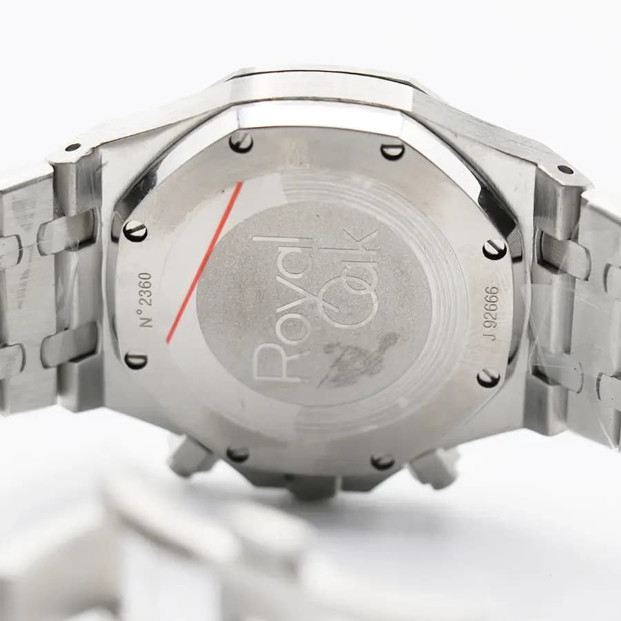 ساعت Audemars Piguet Royal Oak نقره‌ای، صفحه نقره‌ای با زیرصفحه‌های سرمه‌ای، بند استیل، قاب هشت‌ضلعی، کرنوگراف فعال و نمایش تاریخ، موتور کوارتز ژاپنی، قفل پروانه‌ای مخفی مدل N° 2360 / J 92666 — تصویر ۵