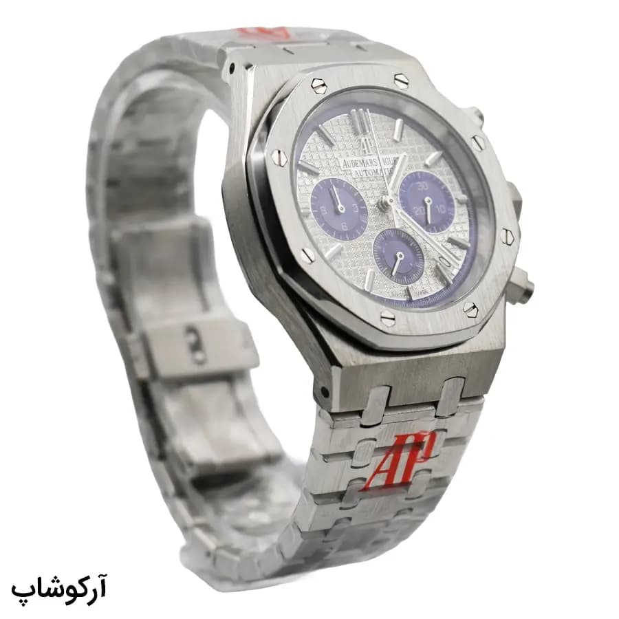 ساعت Audemars Piguet Royal Oak نقره‌ای، صفحه نقره‌ای با زیرصفحه‌های سرمه‌ای، بند استیل، قاب هشت‌ضلعی، کرنوگراف فعال و نمایش تاریخ، موتور کوارتز ژاپنی، قفل پروانه‌ای مخفی مدل N° 2360 / J 92666 — تصویر ۳