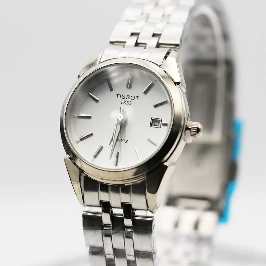 ساعت ست زنانه و مردانه TISSOT نقرهای، صفحه نقرهای روشن، بند فلزی نقرهای، قاب گرد، نمایش تاریخ، موتور کوارتز، قفل تاشو مدل 1853 — تصویر ۵