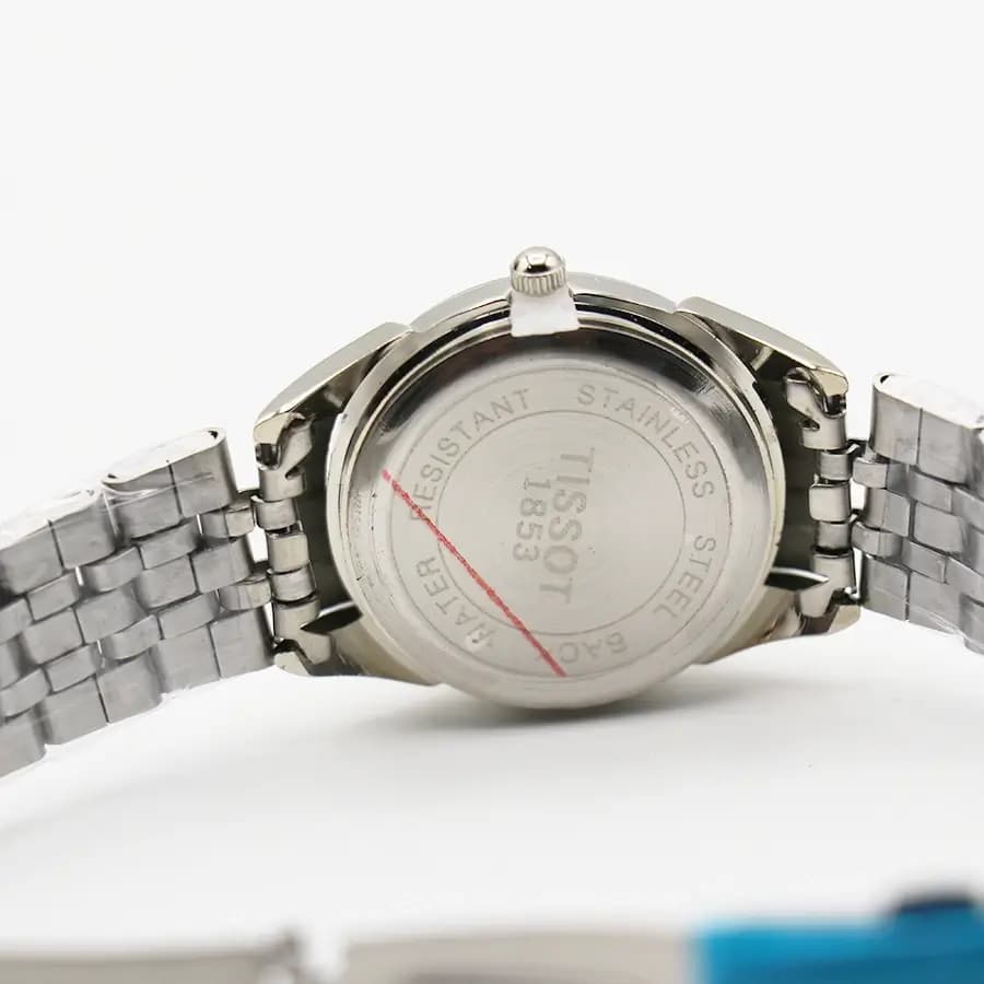 ساعت ست زنانه و مردانه TISSOT نقرهای، صفحه نقرهای روشن، بند فلزی نقرهای، قاب گرد، نمایش تاریخ، موتور کوارتز، قفل تاشو مدل 1853 — تصویر ۶