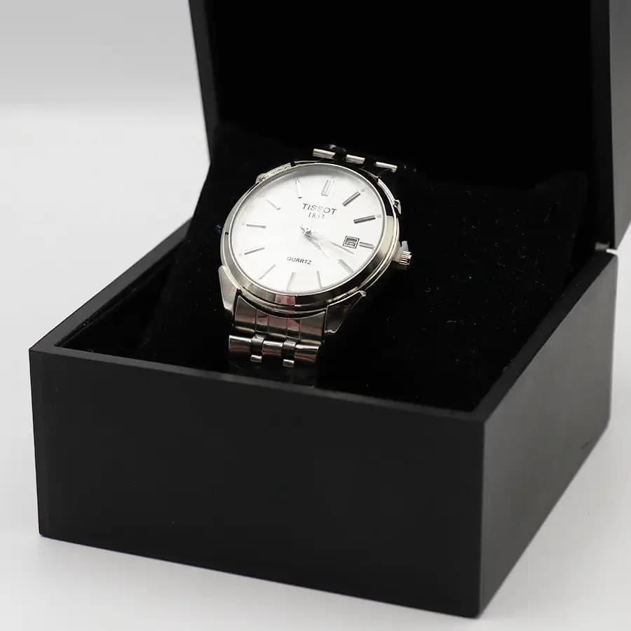 ساعت مردانه TISSOT نقره‌ای، صفحه نقره‌ای روشن، بند فلزی نقره‌ای، قاب گرد، نمایش تاریخ، موتور کوارتز، قفل تاشو مدل 1853 — تصویر ۸