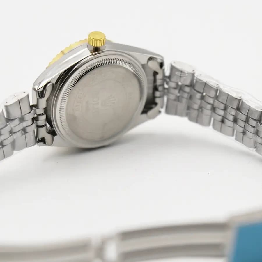 ساعت زنانه ROLEX نقره‌ای-طلایی، صفحه سفید، بند استیل طرح جولی، قاب دندانه‌دار، موتور کوارتز و قفل تاژ مخفی مدل 6018L — تصویر ۵