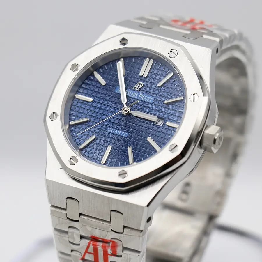 ساعت مردانه اودمار پیگه (AP) ROYAL OAK نقرهای، صفحه سرمهای، بند استیل نقرهای، قاب هشتضلعی، نمایش تاریخ و قفل پروانهای مخفی مدل No15888 – J18666 — تصویر ۴