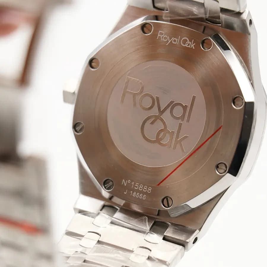ساعت مردانه اودمار پیگه (AP) ROYAL OAK نقرهای، صفحه سرمهای، بند استیل نقرهای، قاب هشتضلعی، نمایش تاریخ و قفل پروانهای مخفی مدل No15888 – J18666 — تصویر ۵