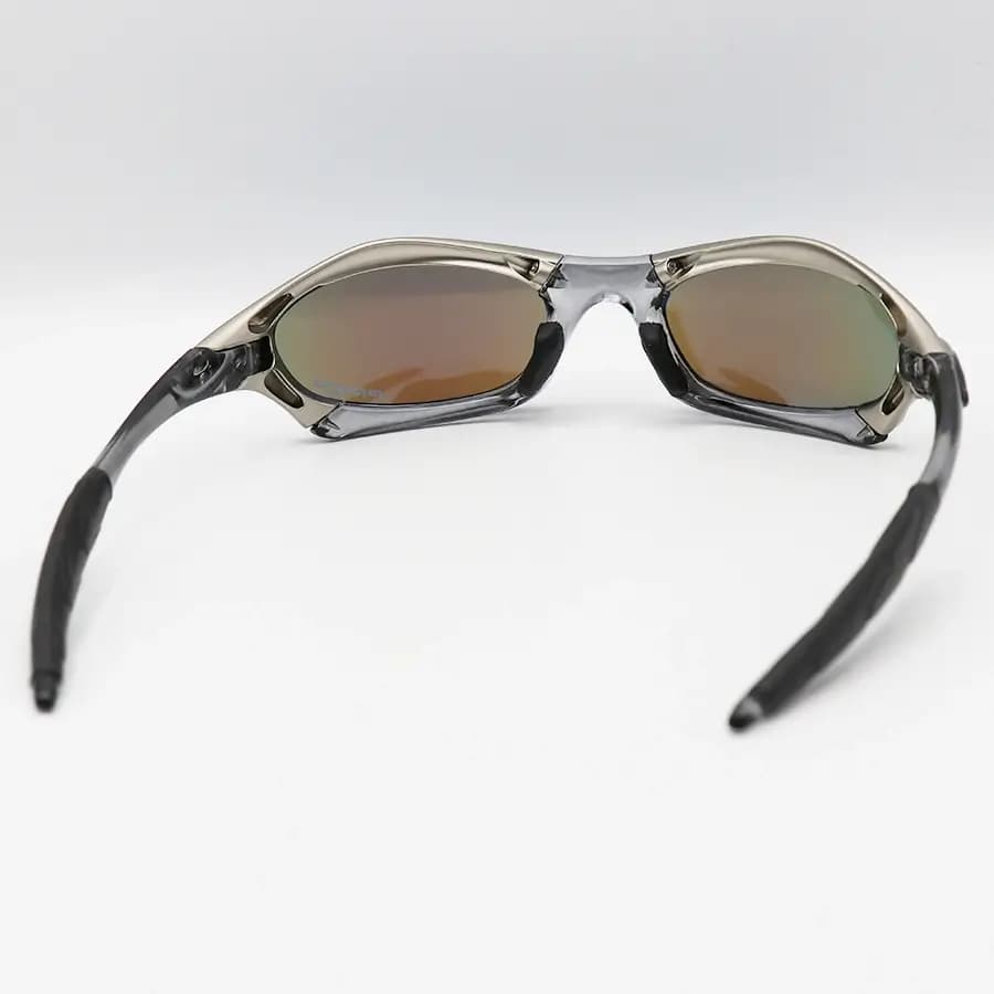 عینک آفتابی OAKLEY اسپلایس (Splice) با فریم نقره‌ای و طوسی، شکل بیضی و لنز آینه‌ای و آبی رنگ مدل OO2567 — تصویر ۵