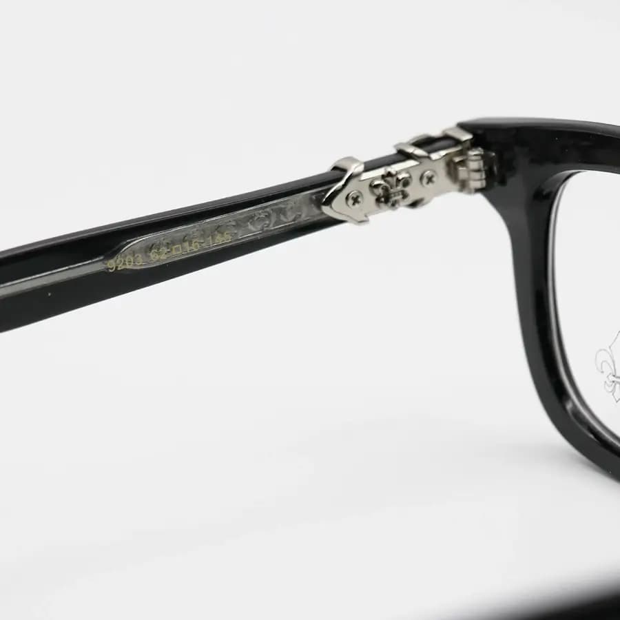 عینک برند Chrome Hearts با فریم مستطیلی شکل، رنگ مشکی و نقره‌ای، دسته سیم‌دار و لنز بلوکات مدل 9203 — تصویر ۷