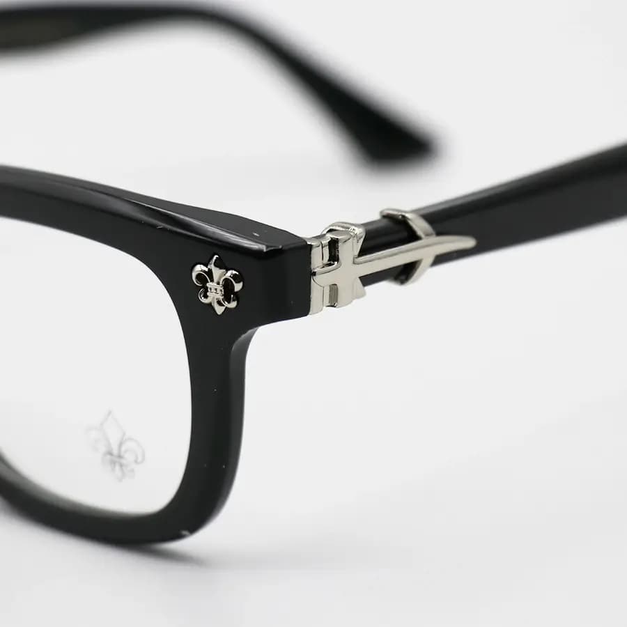عینک برند Chrome Hearts با فریم مستطیلی شکل، رنگ مشکی و نقره‌ای، دسته سیم‌دار و لنز بلوکات مدل 9203 — تصویر ۶