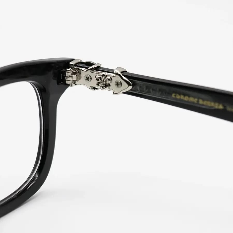 عینک برند Chrome Hearts با فریم مستطیلی شکل، رنگ مشکی و نقره‌ای، دسته سیم‌دار و لنز بلوکات مدل 9203 — تصویر ۵