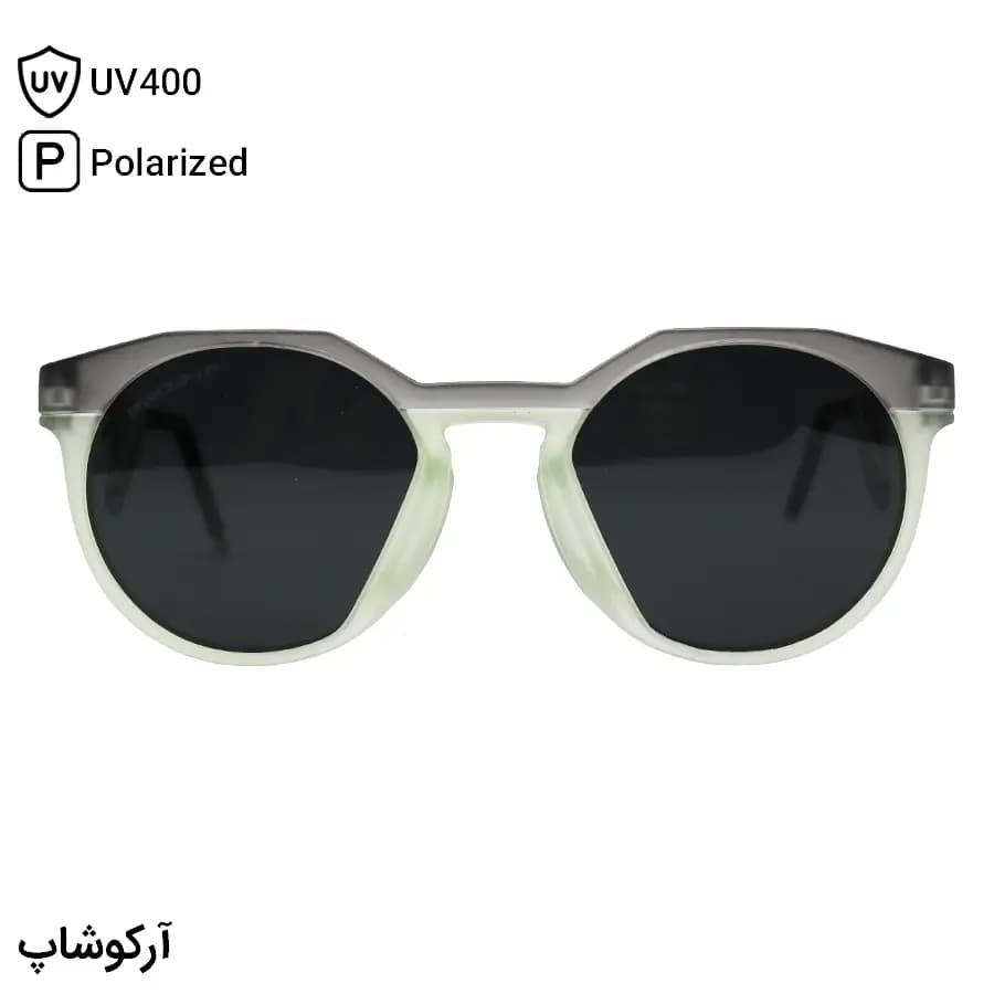 عینک ورزشی OAKLEY با فریم گرد، رنگ طوسی و سبز مات، دسته سنجاقی و لنز دودی تیره و پلاریزه مدل OO9279 — تصویر ۲