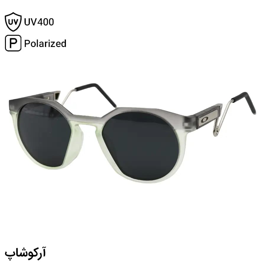 عینک ورزشی OAKLEY با فریم گرد، رنگ طوسی و سبز مات، دسته سنجاقی و لنز دودی تیره و پلاریزه مدل OO9279