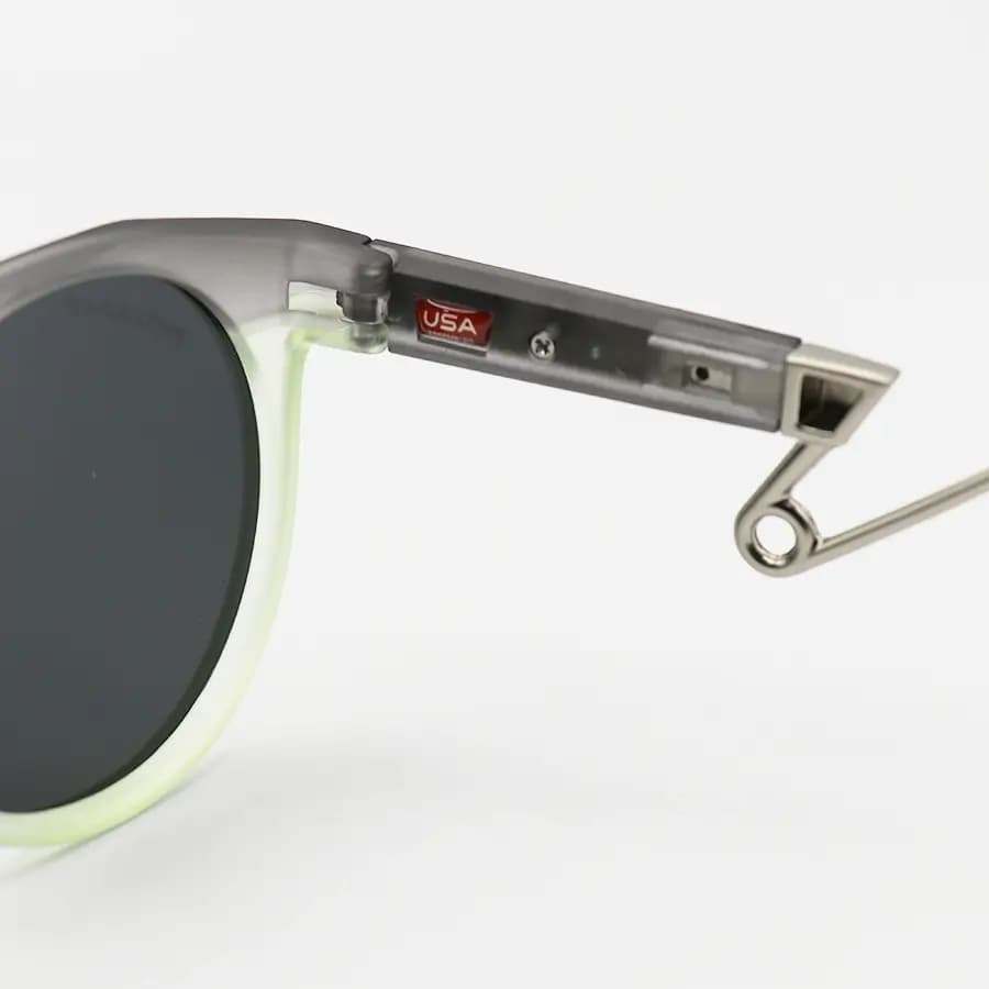 عینک ورزشی OAKLEY با فریم گرد، رنگ طوسی و سبز مات، دسته سنجاقی و لنز دودی تیره و پلاریزه مدل OO9279 — تصویر ۴