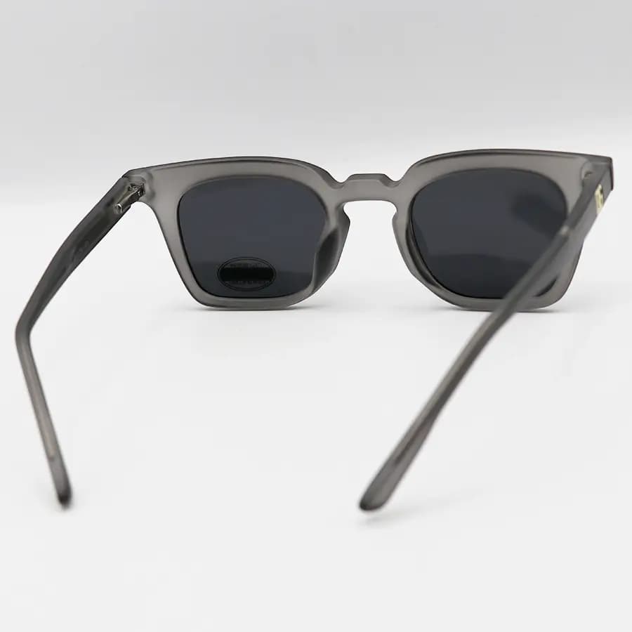 عینک آفتابی Dolce & Gabbana با فریم مربعی، رنگ طوسی مات، دسته سیم‌دار، لولا فنری و لنز دودی تیره و پلاریزه مدل 7707 — تصویر ۳
