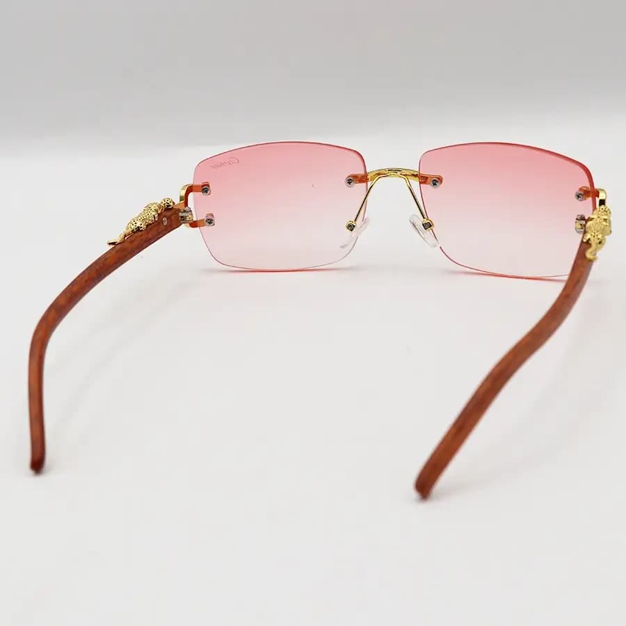 عینک دید در شب CARTIER طراحی فریم‌لس، شکل مستطیلی، دسته چوبی، پل بینی طلایی و لنز صورتی هایلایت مدل PO2987 — تصویر ۳