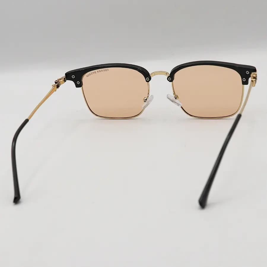 عینک دید در شب Chrome Hearts با فریم شکل کلاب مستر، رنگ مشکی براق و طلایی و لنز نارنجی کمرنگ مدل 25553 — تصویر ۳
