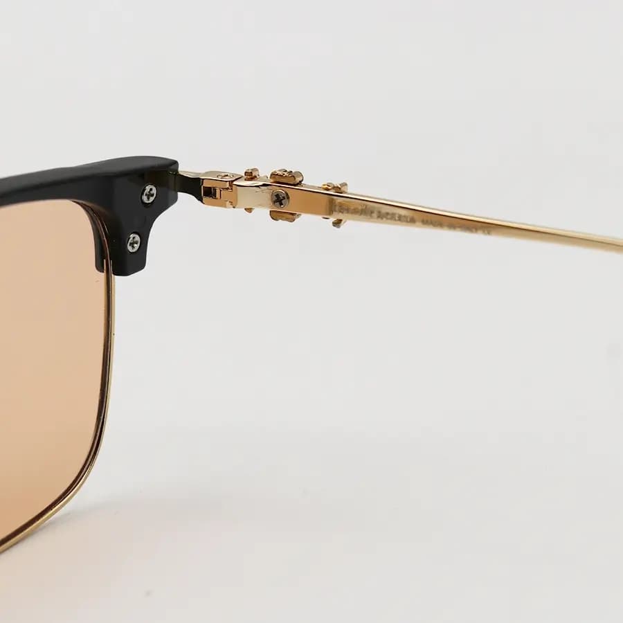 عینک دید در شب Chrome Hearts با فریم شکل کلاب مستر، رنگ مشکی براق و طلایی و لنز نارنجی کمرنگ مدل 25553 — تصویر ۴