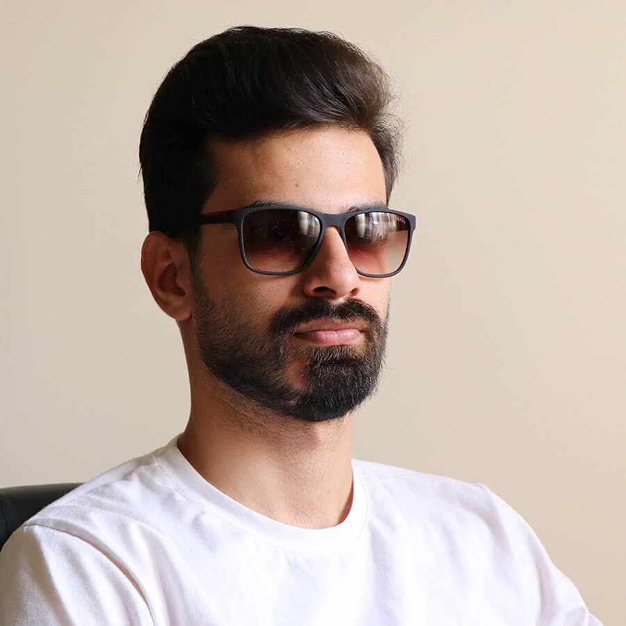 عینک آفتابی پرادا با فریم رنگ مشکی مات، مربعی شکل و عدسی دودی سایه روشن مدل 8084 — تصویر ۲