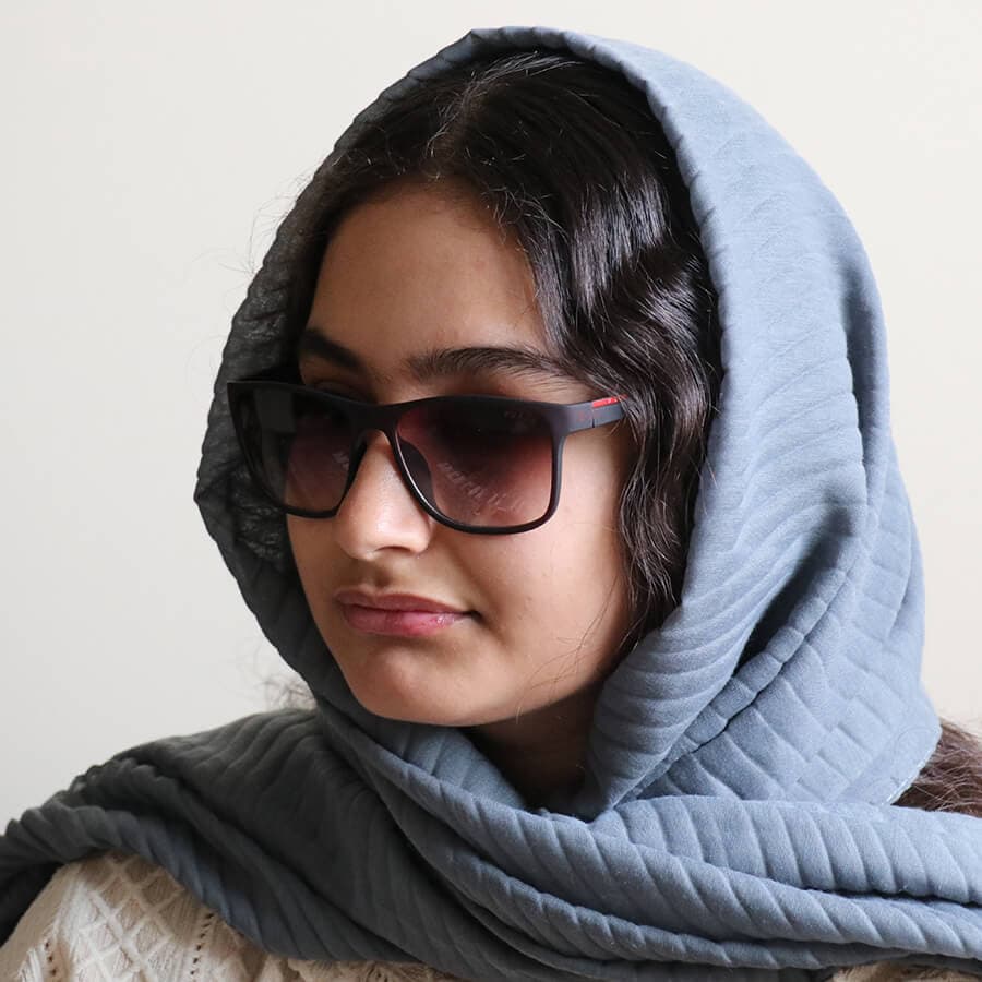 عینک آفتابی پرادا با فریم رنگ مشکی مات، مربعی شکل و عدسی دودی سایه روشن مدل 8084 — تصویر ۸
