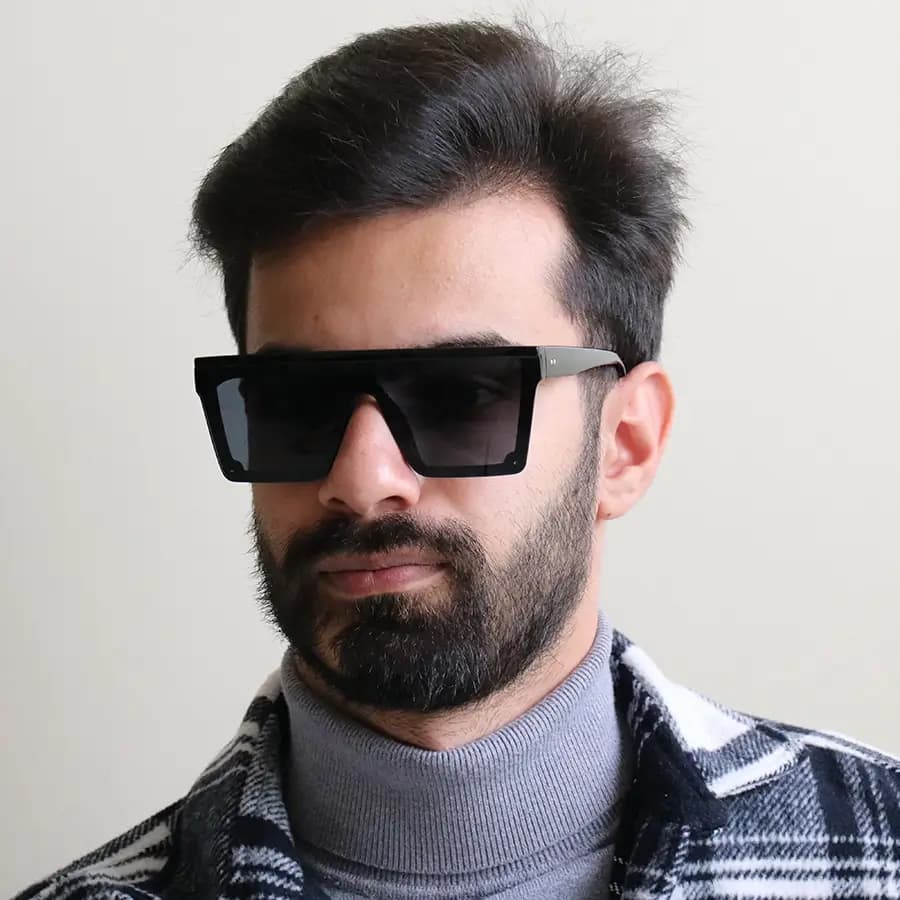 عینک آفتابی برند DONNA با فریم مشکی براق، شکل مربعی و لنز دودی تیره و UV400 مدل D89 — تصویر ۲