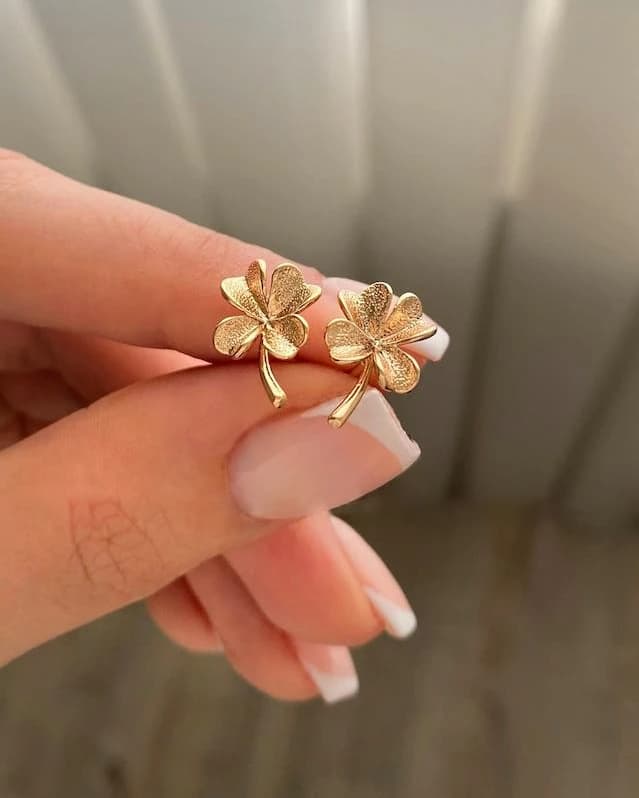 گوشواره میخی گل طلایی ژوپینگ — تصویر ۲