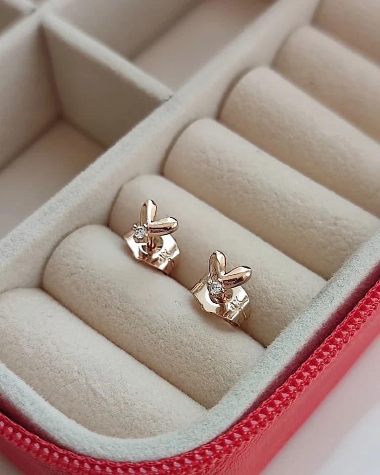گوشواره میخی ظریف قلب و نگین ژوپینگ — تصویر ۲