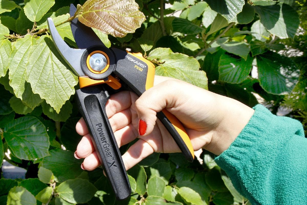 قیچی باغبانی فنلاندی فیسکارس FISKARS PX92 با دسته چرخان ۳ برابر قدرت هرس بیشتر — تصویر ۸