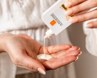 کرم ضد آفتاب لاروش بی رنگ مدل Anthelios SPF 50 — تصویر ۲