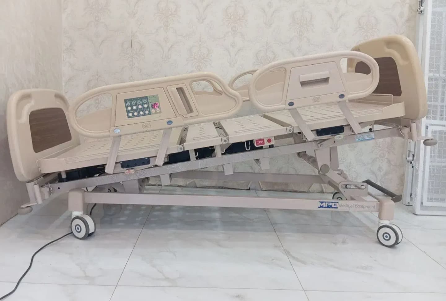 تخت بیمارستانی برقی چهارشکن وارداتی سی جی اِم — تصویر ۳