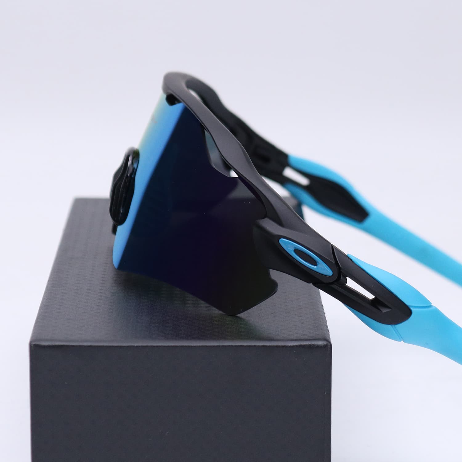 عینک از برند OAKLEY کد 4055 — تصویر ۳