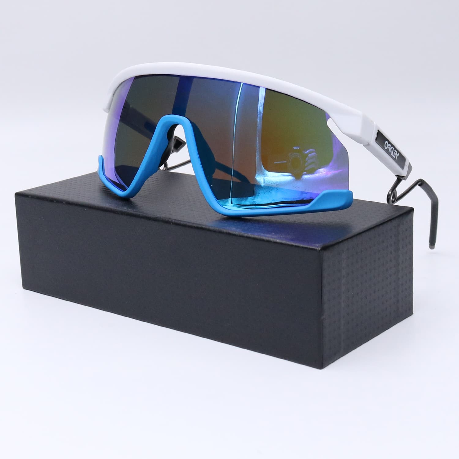 عینک ورزشی از برند OAKLEY کد 4033