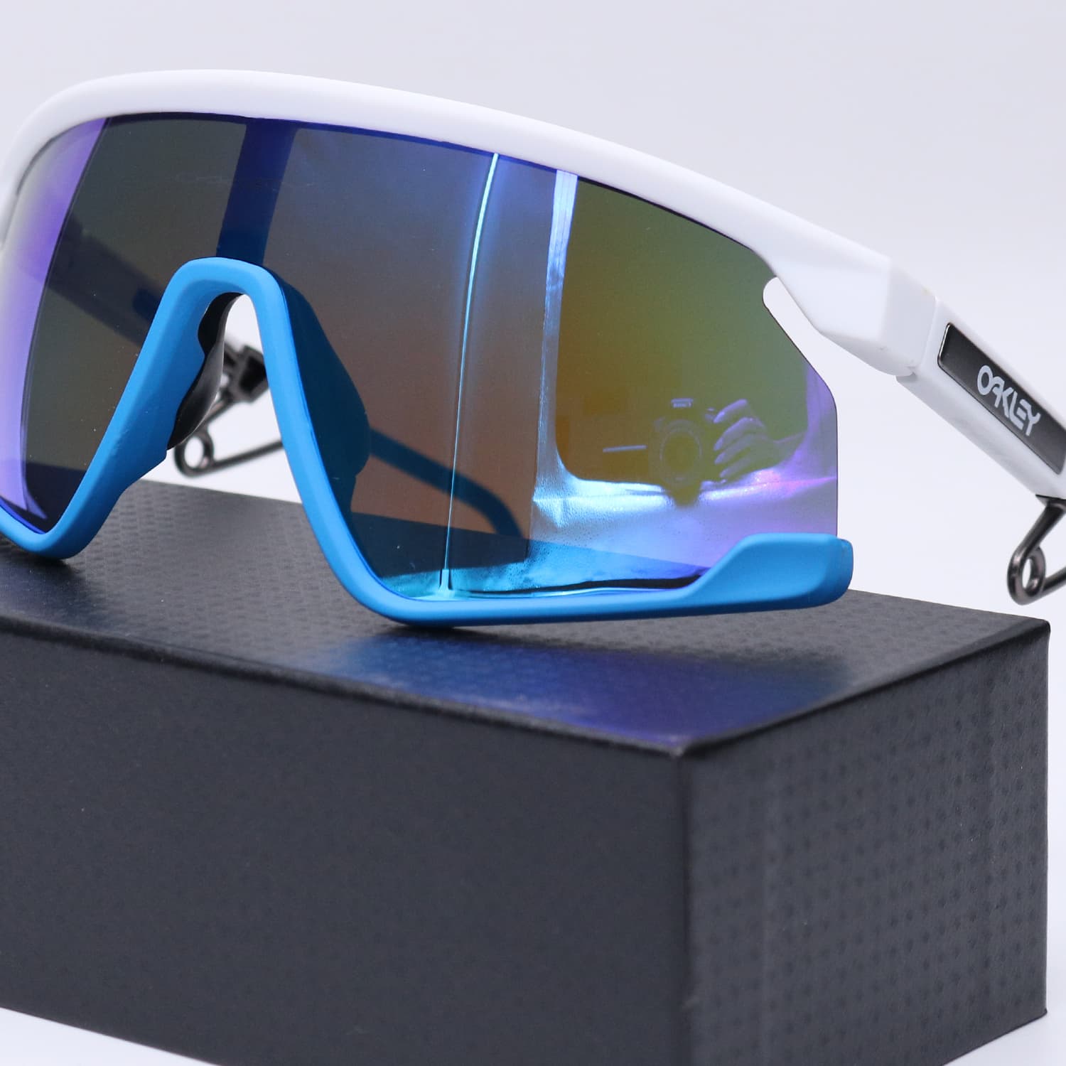 عینک ورزشی از برند OAKLEY کد 4033 — تصویر ۲