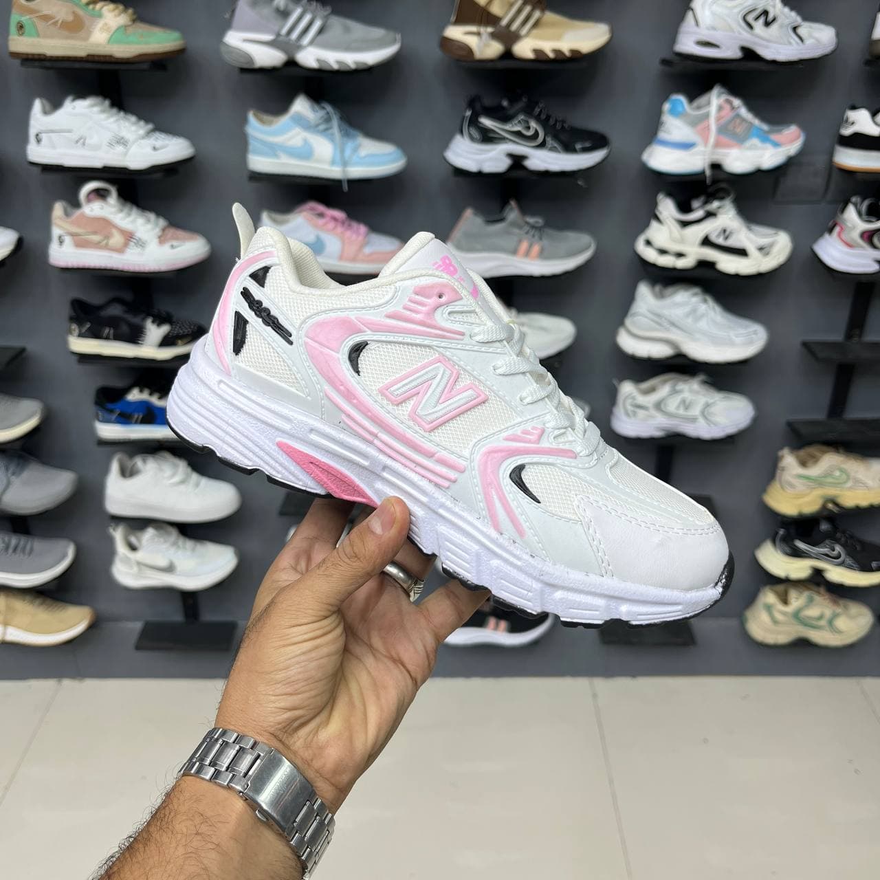 کتونی نیوبالانس 530 زنانه سفید صورتی New Balance کد 245 — تصویر ۵