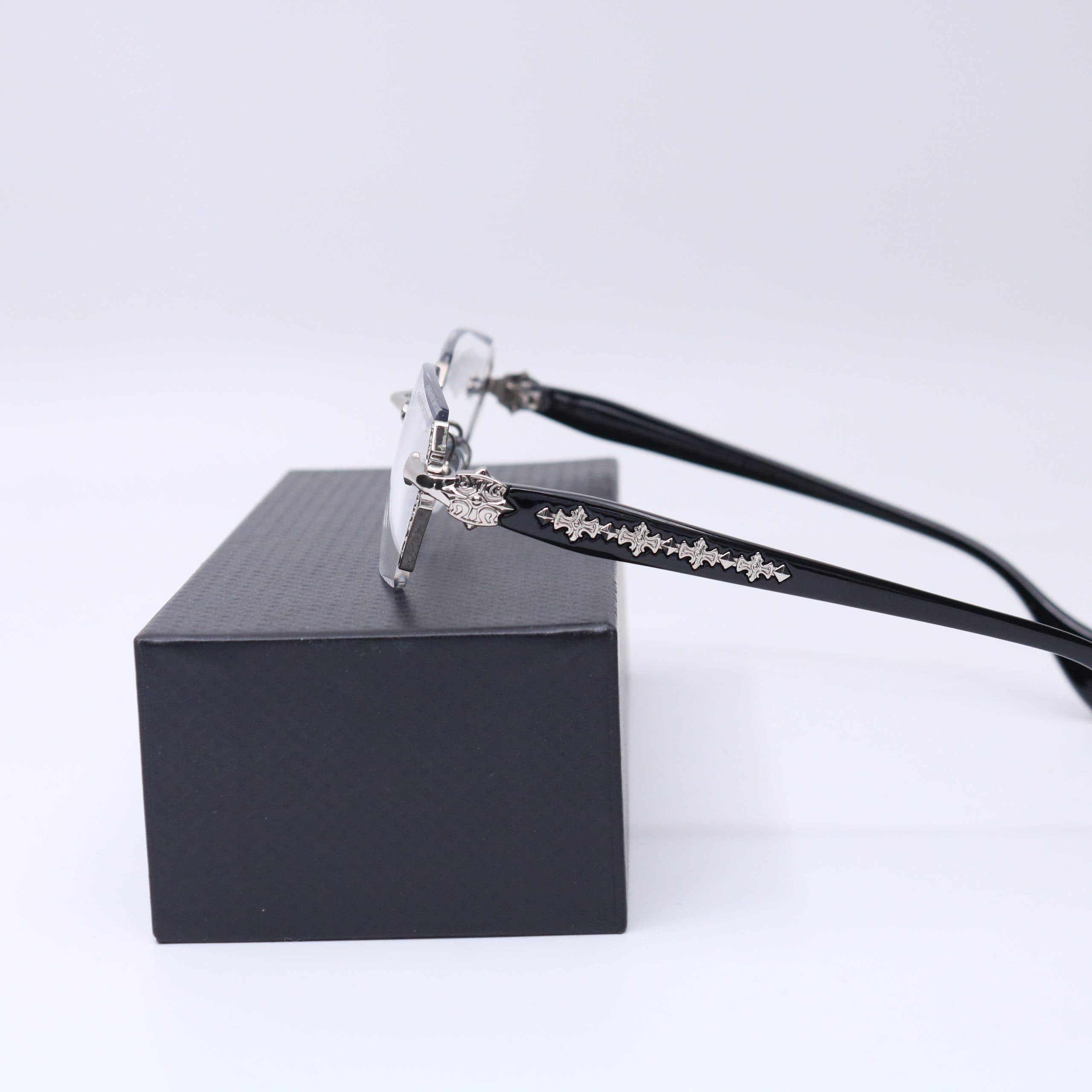 عینک از برند CHROME HEARTS کد 4026 — تصویر ۳