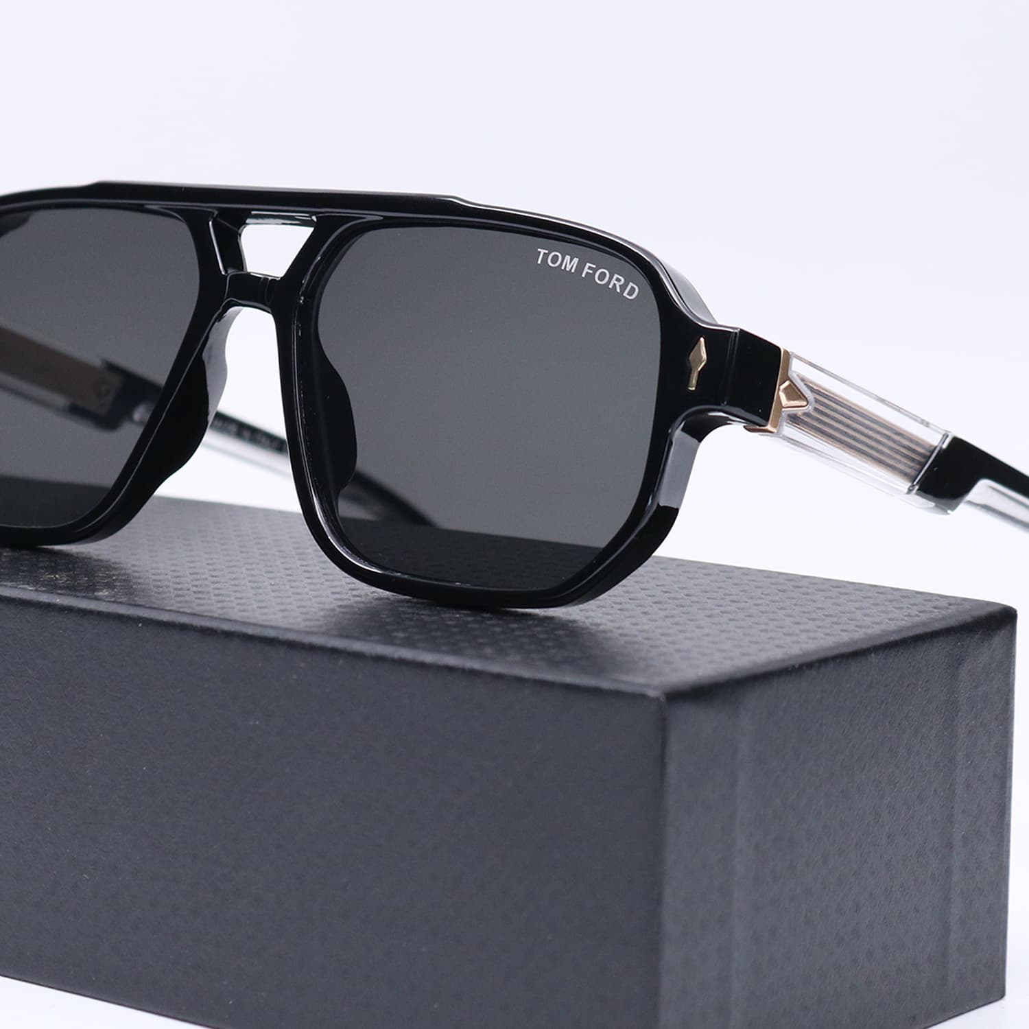 عینک از برند TOM FORD کد 4018 — تصویر ۴