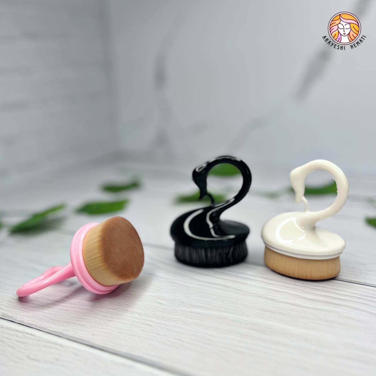 براش متراکم آرایشی طرح قو — تصویر ۳