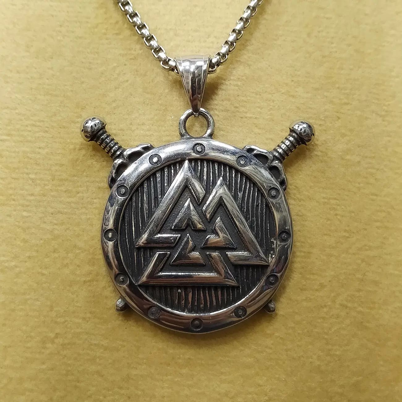 گردنبند استیل والکنوت شمشیر و سپر | گردنبند وایکینگی Valknut با نماد قدرت نوردیک — تصویر ۲