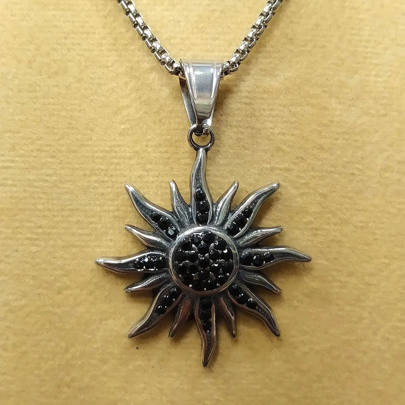 گردنبند استیل خورشید نگین‌دار | گردنبند Sun Pendant با طراحی درخشان و استایل خاص — تصویر ۲