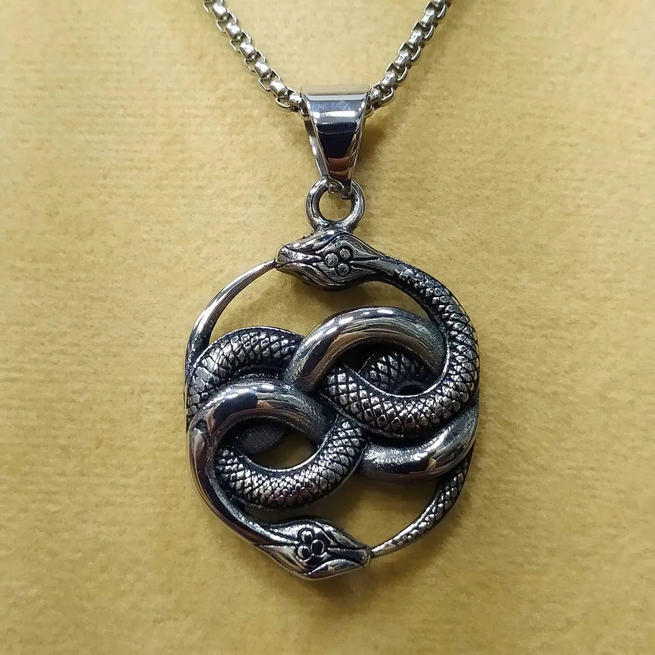 گردنبند استیل مار دوتایی حلقه‌ای | گردنبند Snake Circle با طراحی پیچشی و نماد قدرت — تصویر ۲