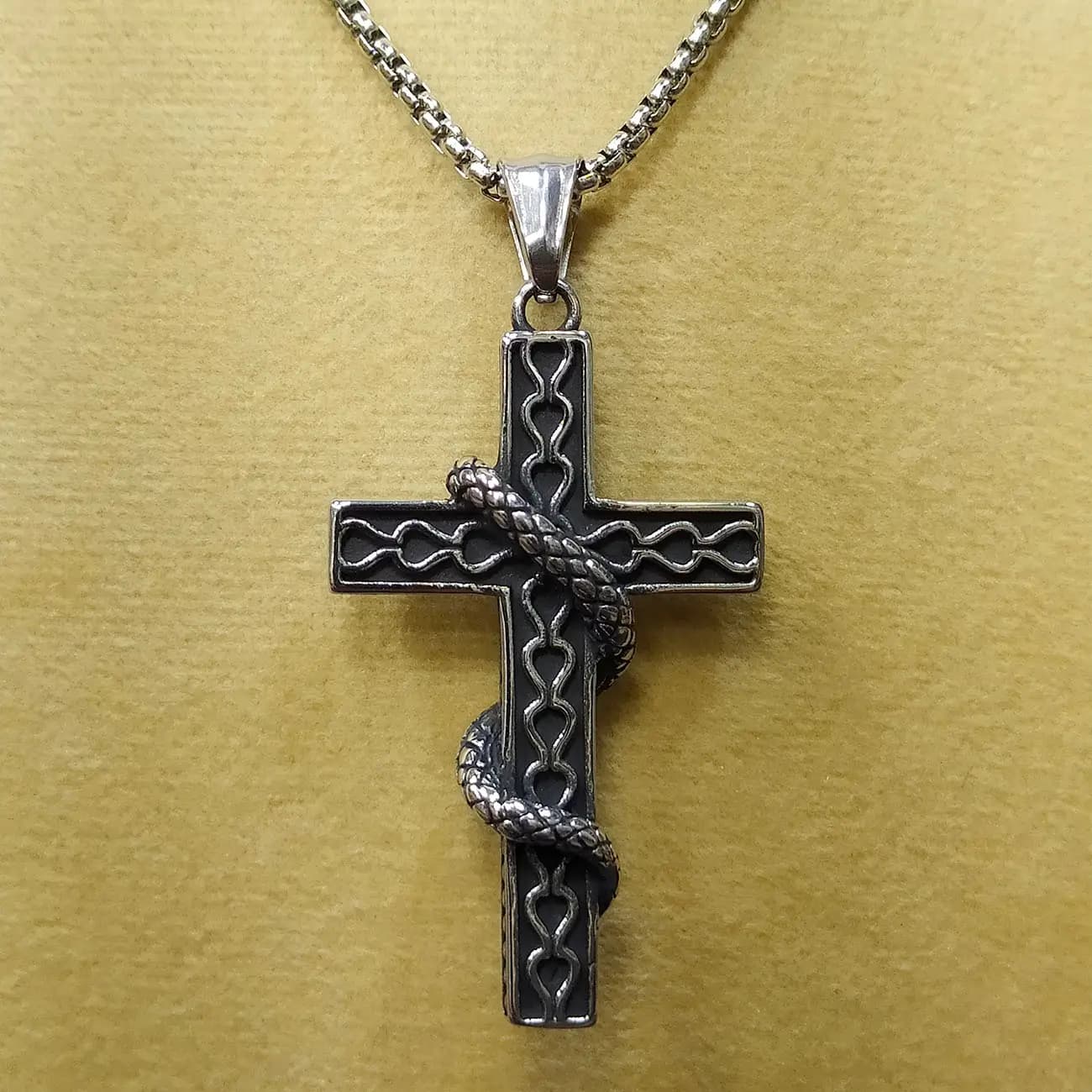 گردنبند استیل دورو صلیب مار وینتیج | گردنبند Snake Cross با حکاکی طرح قدیمی و استایل خاص — تصویر ۳