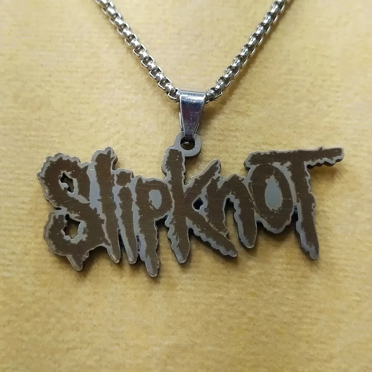 گردنبند استیل اسلیپ‌نات Slipknot | پلاک لوگوی بند متال با استایل راک و استریت فشن — تصویر ۲