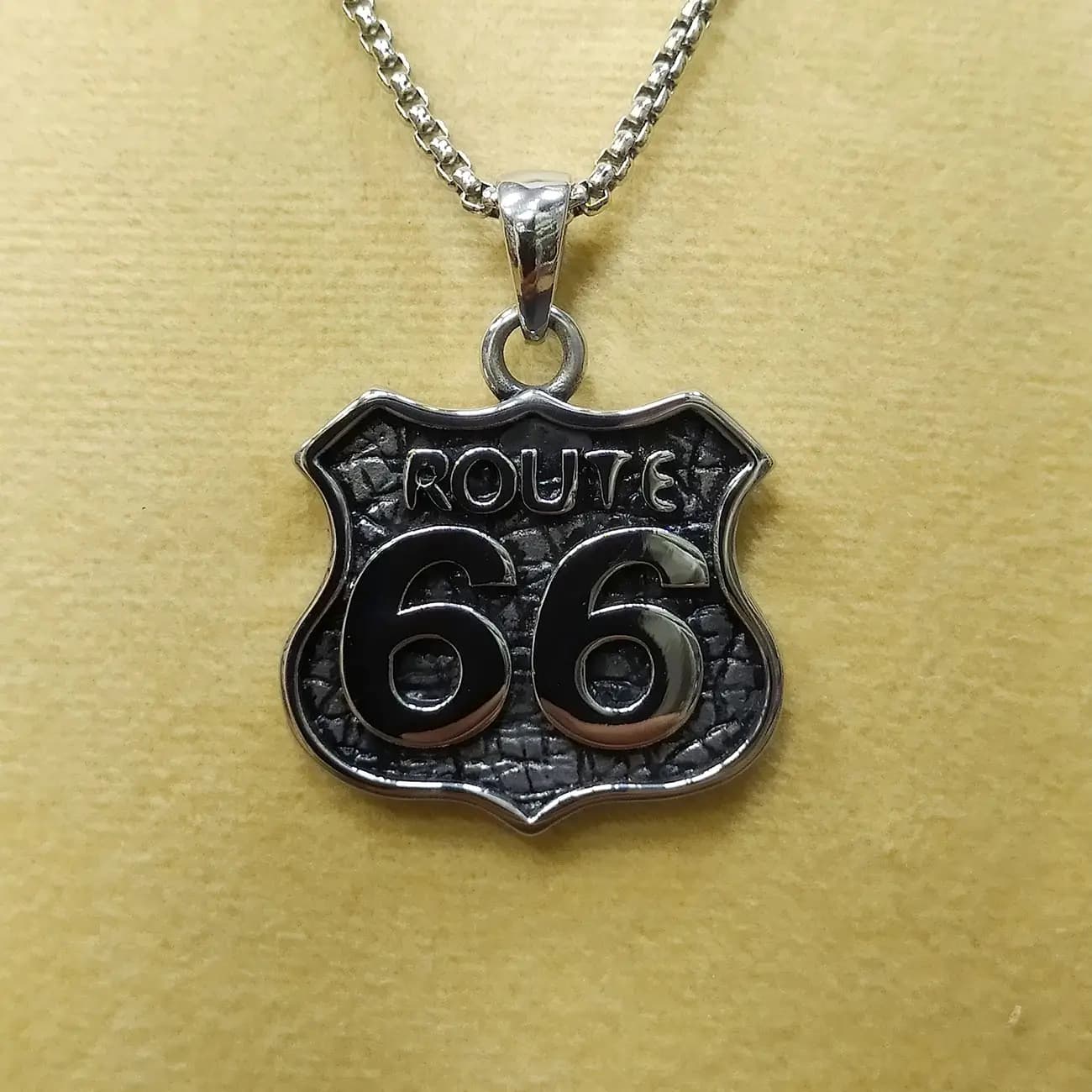 گردنبند استیل Route 66 آسفالتی | پلاک جاده افسانه‌ای آمریکا با طراحی خاص و استریت فشن — تصویر ۲