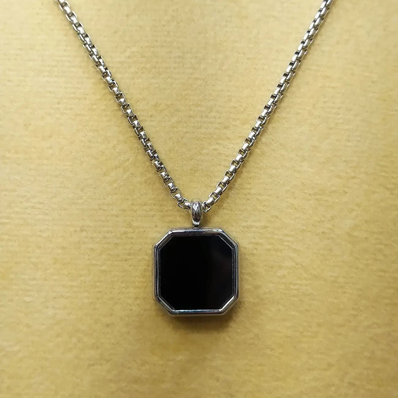 گردنبند استیل اونیکس | پلاک Onyx طرح سنگ با استایل مینیمال و شیک — تصویر ۴