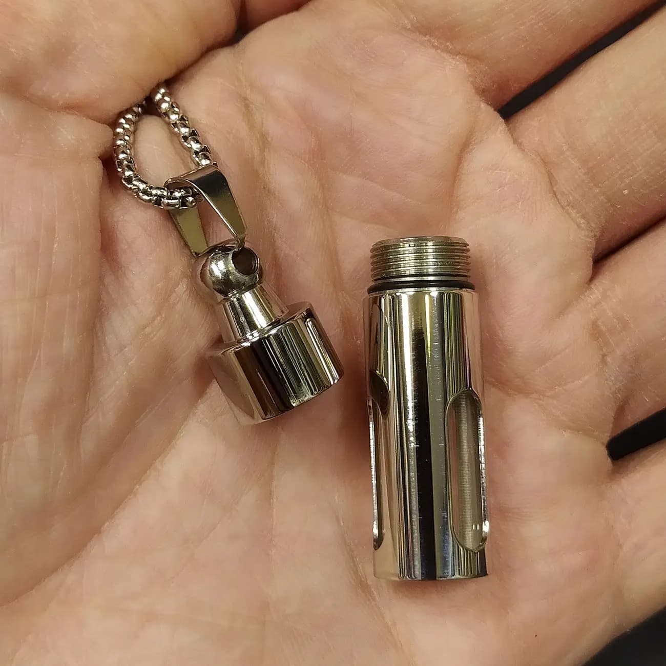 گردنبند استیل جاساز شیشه‌ای شیاردار | پلاک محفظه‌دار شفاف با طراحی مدرن و خاص — تصویر ۴