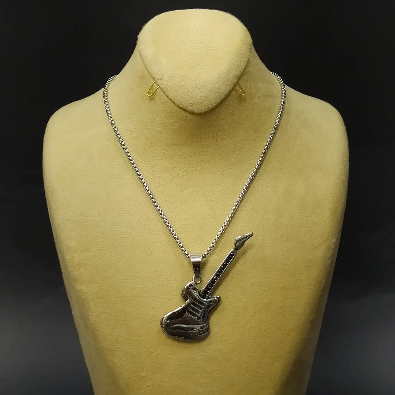 گردنبند استیل گیتار الکتریک نگین‌دار | پلاک Electric Guitar با طراحی موسیقیایی و درخشان