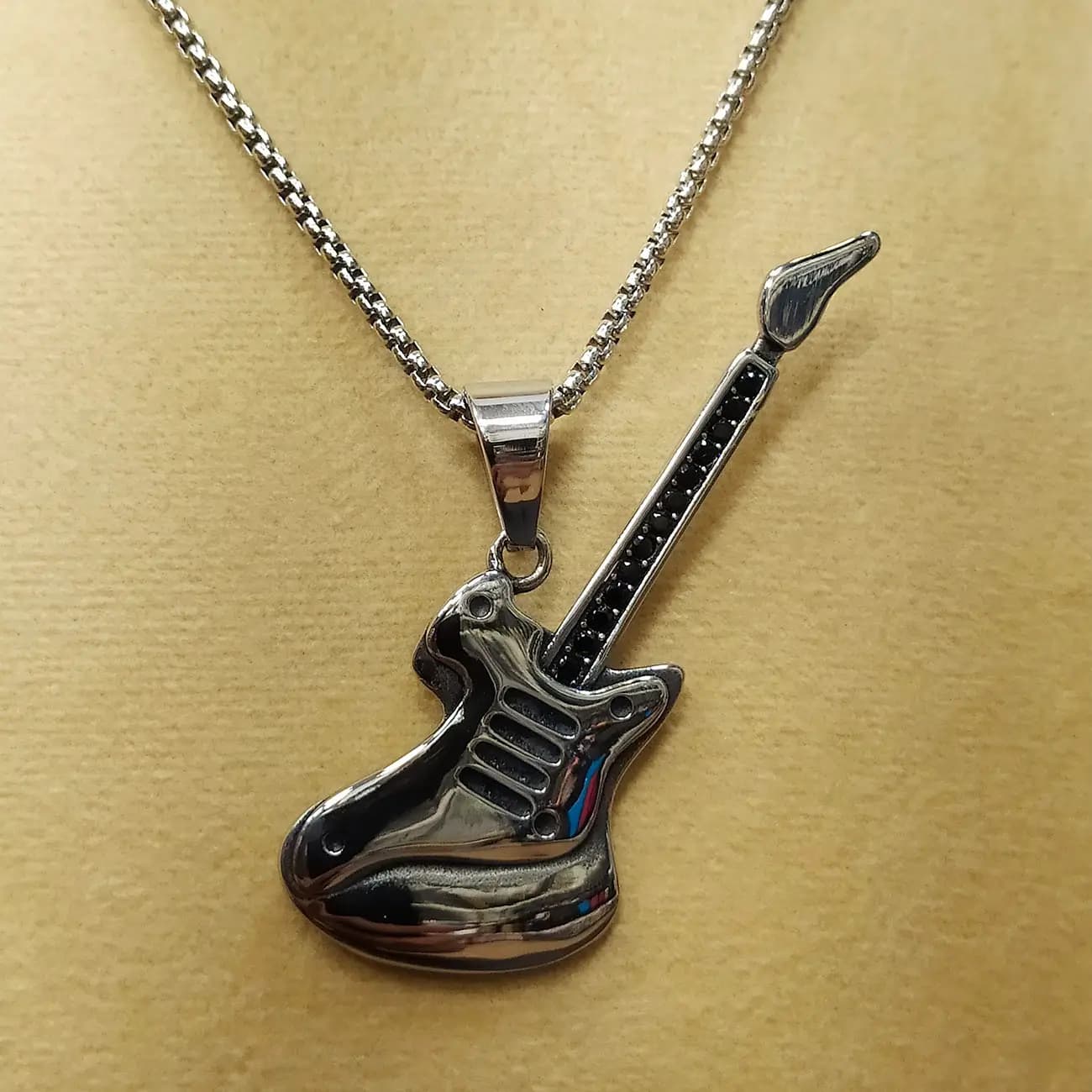 گردنبند استیل گیتار الکتریک نگین‌دار | پلاک Electric Guitar با طراحی موسیقیایی و درخشان — تصویر ۲