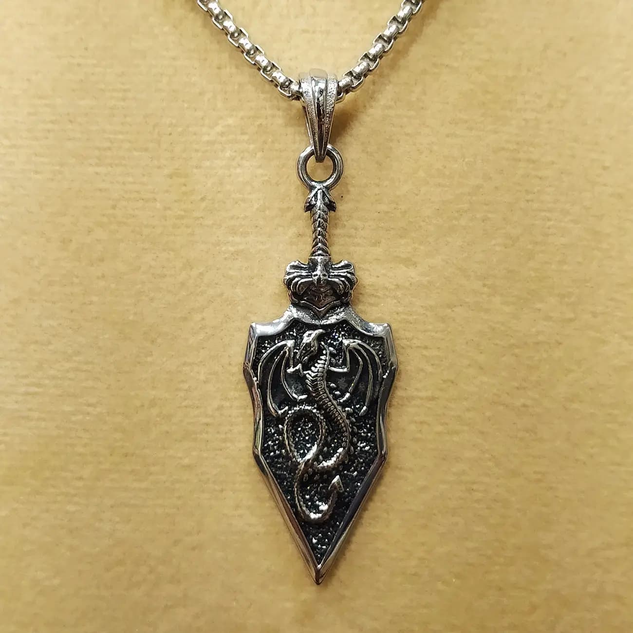 گردنبند استیل خنجر دراگون | پلاک شمشیر دو لبه با طرح اژدها (Dragon Dagger) — تصویر ۲