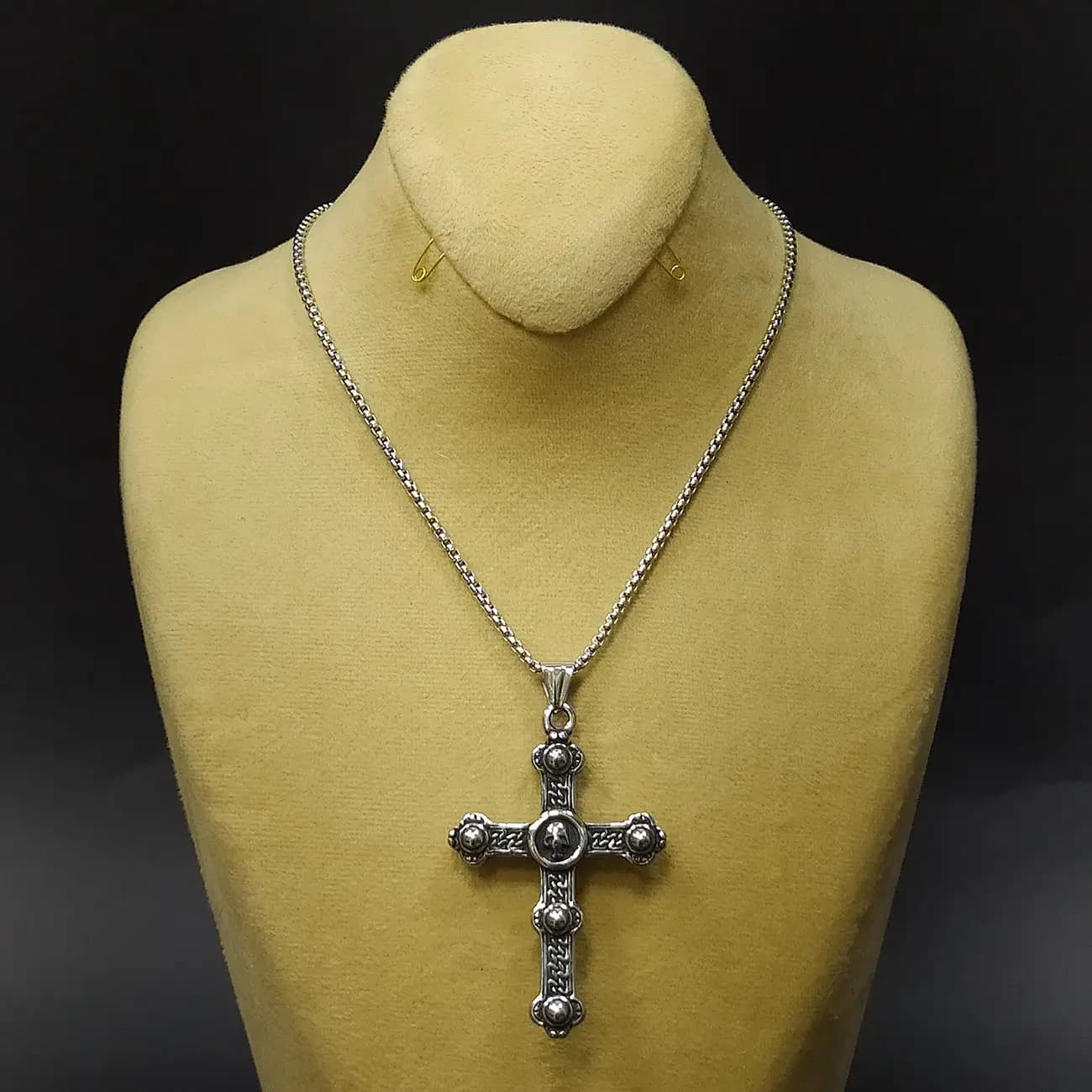 گردنبند استیل صلیب کرومهارتز دورو | پلاک Cross Chrome Hearts با طراحی گوتیک و خاص — تصویر ۲