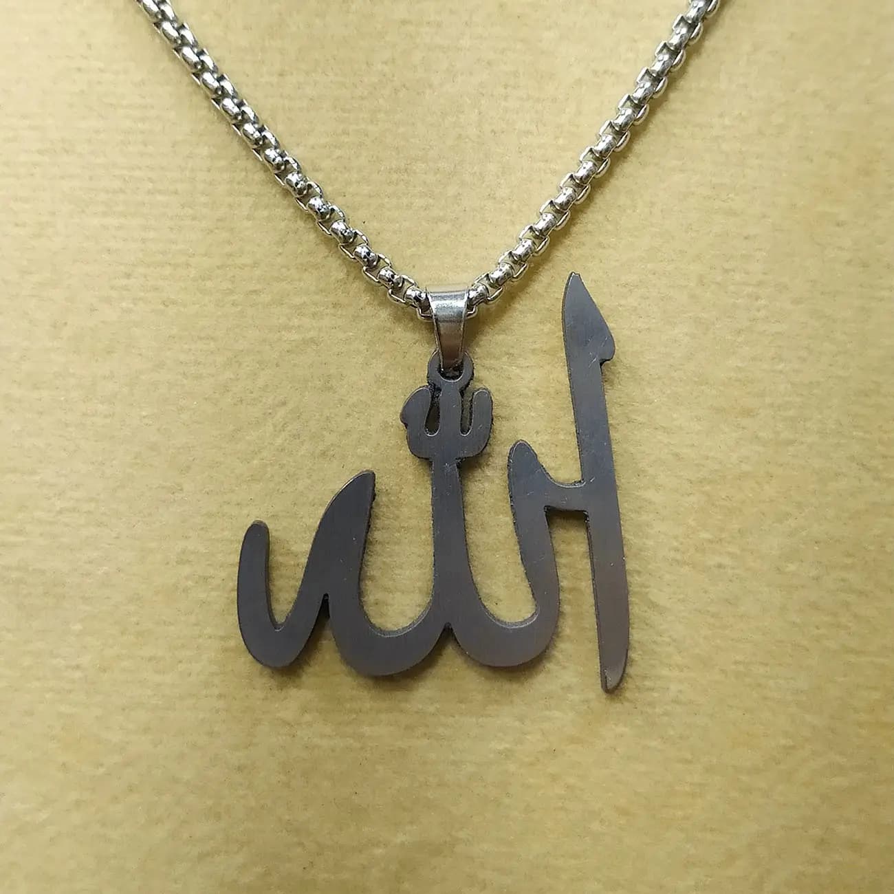 گردنبند استیل الله | اکسسوری خاص با طراحی نمادین و معنوی — تصویر ۲